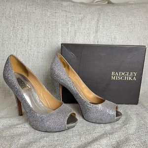 Badgely Mischka silver glitter peep toe pump 10